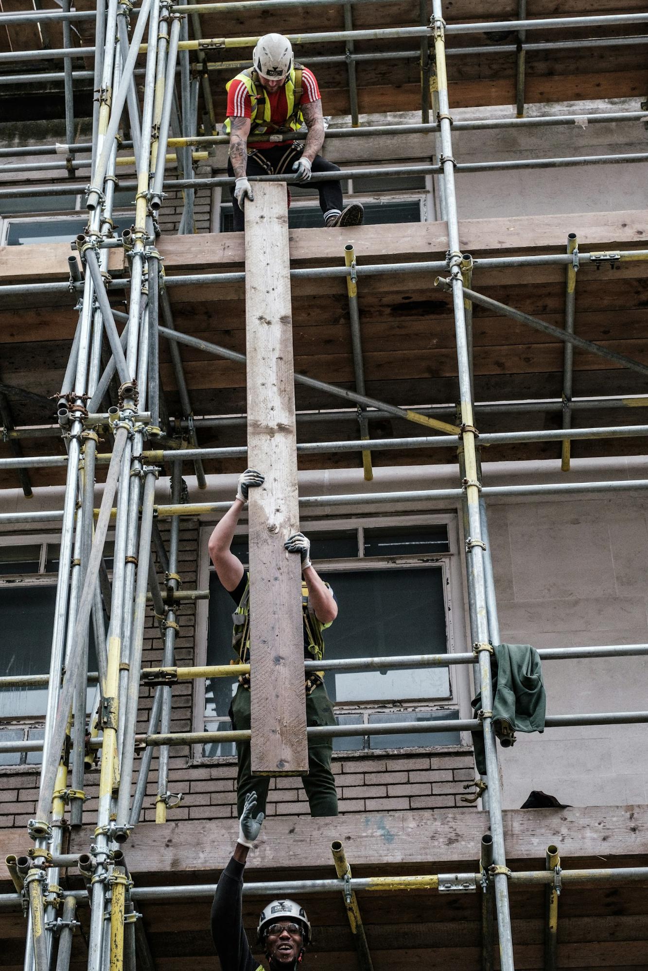 scaffolidng contractors working on a skyscraper